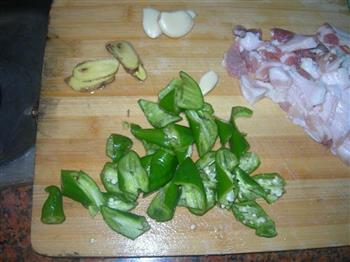 五花肉炒扁豆的做法步骤3