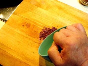 花椒盐芝麻酱花卷的做法步骤3