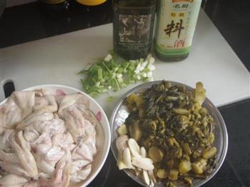 酸菜焖米鱼胶的做法步骤1