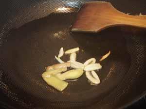酸菜焖米鱼胶的做法步骤2
