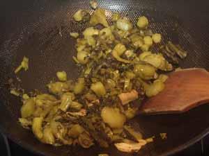 酸菜焖米鱼胶的做法图解3