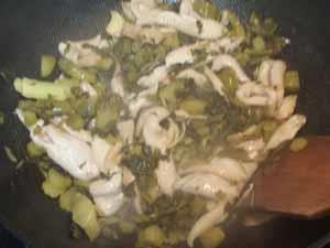 酸菜焖米鱼胶的做法步骤4