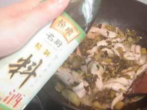 酸菜焖米鱼胶的做法步骤5