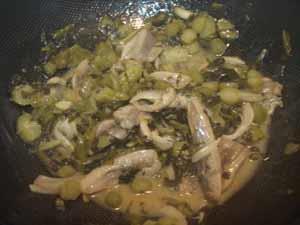 酸菜焖米鱼胶的做法步骤8