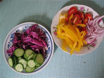 五彩蔬菜色拉的做法图解2