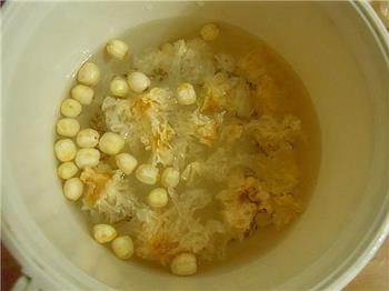 银耳莲子薏仁汤的做法图解1