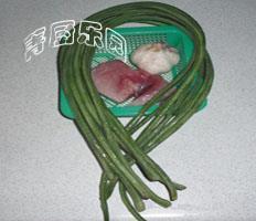 蒜蓉豇豆炒肉的做法图解1