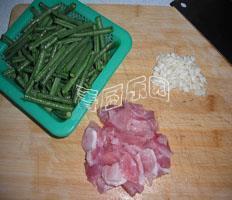 蒜蓉豇豆炒肉的做法图解2