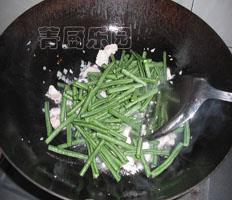 蒜蓉豇豆炒肉的做法步骤6
