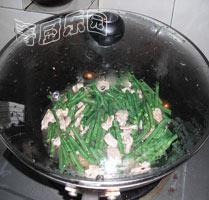 蒜蓉豇豆炒肉的做法步骤7