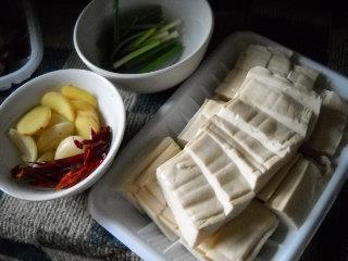豆腐炖牛肉的做法步骤1