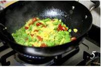 碗豆米炒鸡蛋的做法步骤5