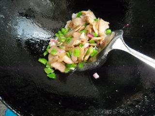 姬菇炒肉的做法图解4