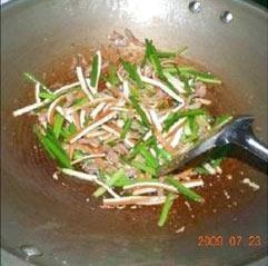 韭菜苔.豆腐干炒肉丝的做法步骤3