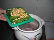 黄豆苦瓜排骨汤的做法步骤5