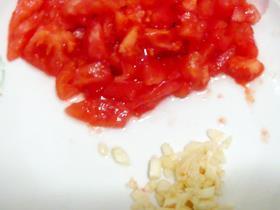 蒜香番茄炒西兰花的做法步骤2