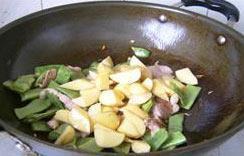 豆角土豆炖宽粉的做法步骤5