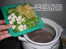咸菜蒜香苦瓜排骨汤的做法步骤5