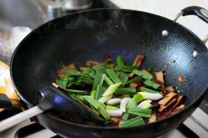 柴火香干炒薰肉的做法步骤6
