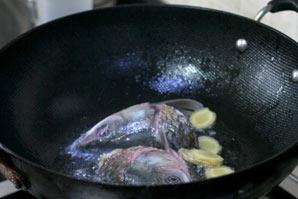 鱼头萝卜汤的做法图解3