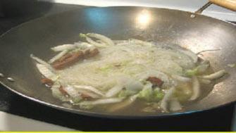 回锅肉大白菜米粉的做法步骤3