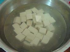 肉酱烧豆腐的做法步骤1