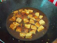 肉酱烧豆腐的做法步骤3