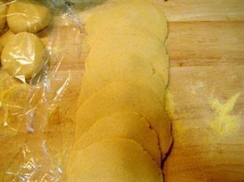 烤玉米面橄榄馅饼的做法步骤7