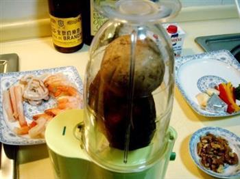 海鲜馄饨伴核桃蘑菇汁的做法步骤3