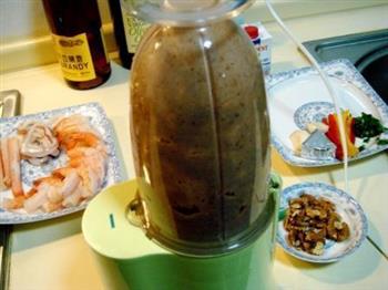 海鲜馄饨伴核桃蘑菇汁的做法步骤4