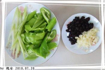 青椒豆豉炒花甲的做法步骤1