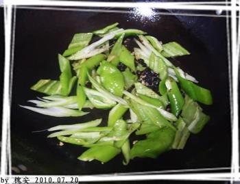 青椒豆豉炒花甲的做法步骤5