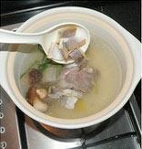 猪骨腊味冻豆腐汤的做法图解3