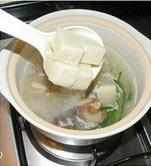 猪骨腊味冻豆腐汤的做法图解4