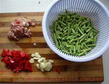 豇豆炒肉的做法步骤1