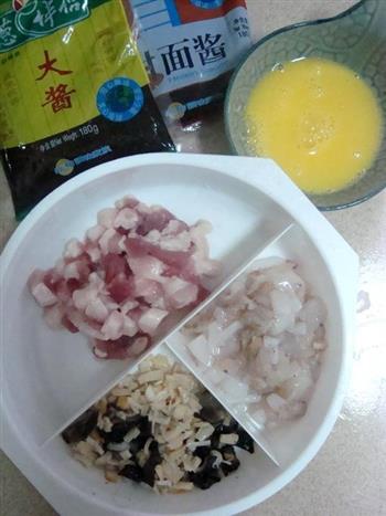 海鲜水果炸酱面的做法步骤1