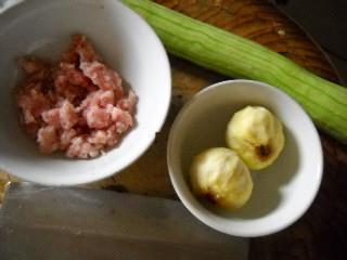 丝瓜汆无花果肉丸子的做法步骤1