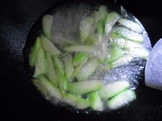 丝瓜汆无花果肉丸子的做法步骤5