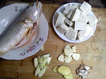 黄鱼炖豆腐的做法步骤2