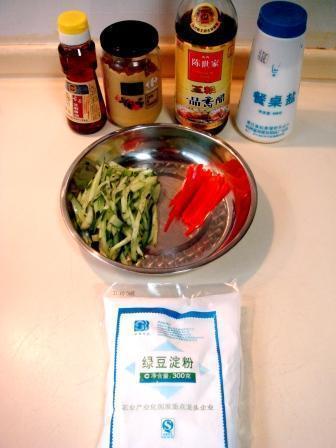 麻酱芥末绿豆粉卷的做法步骤1