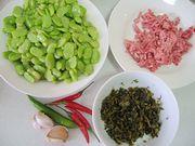 雪菜肉末炒蚕豆的做法步骤1