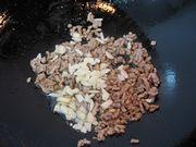雪菜肉末炒蚕豆的做法步骤3