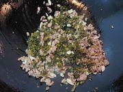 雪菜肉末炒蚕豆的做法步骤4