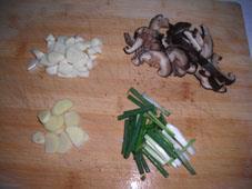 豇豆香菇焖鸡仔的做法步骤5