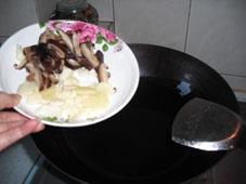 豇豆香菇焖鸡仔的做法步骤7