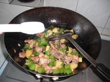 西芹土豆焖鸡块的做法步骤10