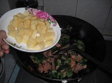 西芹土豆焖鸡块的做法步骤8