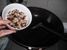 豆腐粒香菇干鱿鱼粥的做法图解9