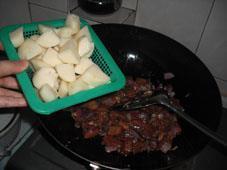 孜然土豆焖牛肉的做法步骤9