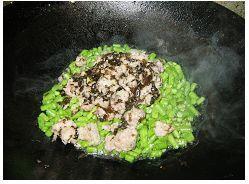 榄菜肉末豆角粒的做法步骤5